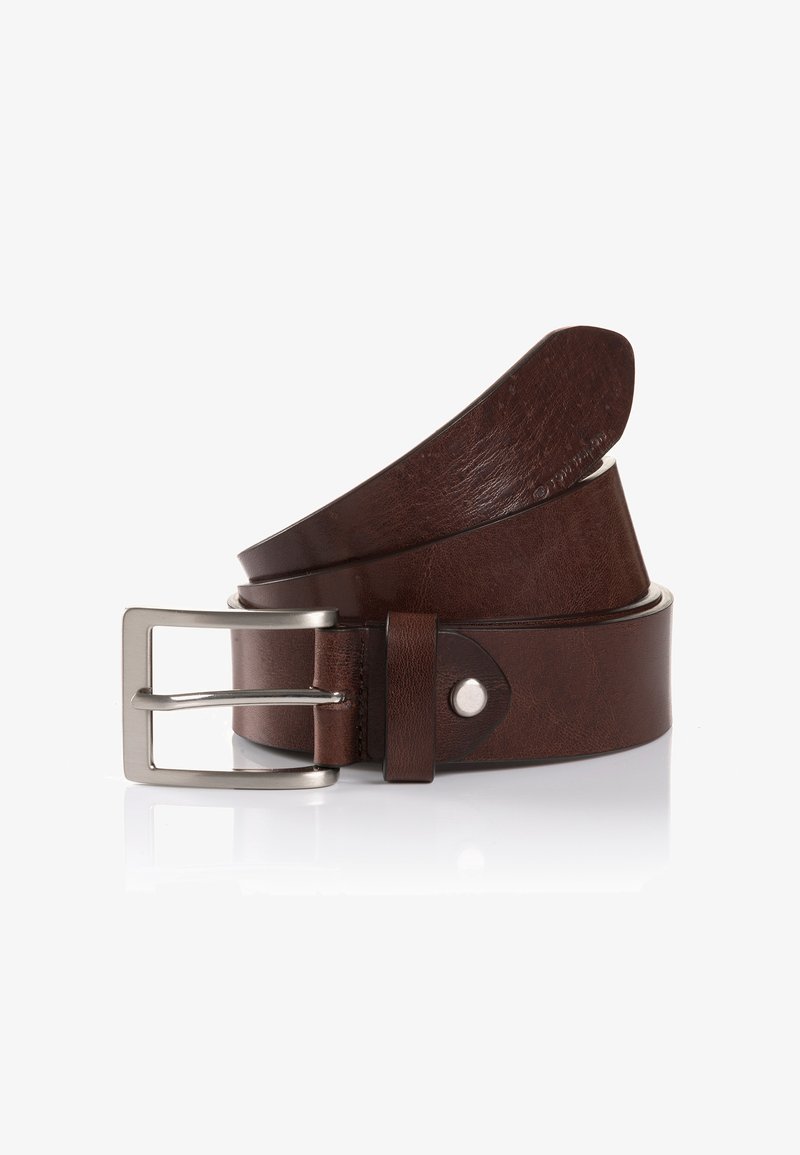 Cintura in pelle marrone con finitura liscia, fibbia metallica argentata e un accento borchiato vicino alla fibbia. Piegata per esposizione.