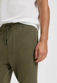 BOSS SESTART - Jogginghose - open green two