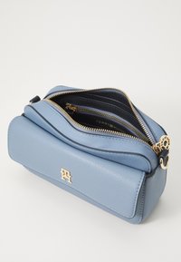 Tommy Hilfiger DISTINCT CAMERA BAG - Cross body bag - brisk blue