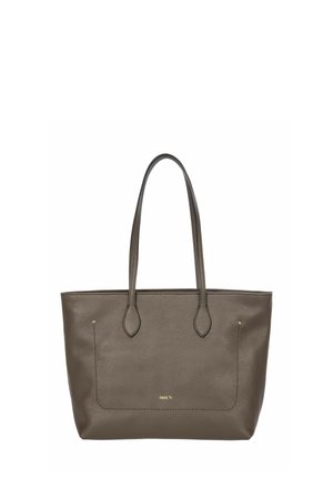 Sac fourre-tout en cuir marron avec double anses, surface texturée, corps plat et accents dorés. Poche avant avec un détail de marque subtil.
