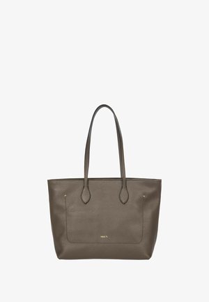 Sac fourre-tout en cuir marron avec double anses, surface texturée, corps plat et accents dorés. Poche avant avec un détail de marque subtil.