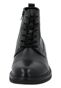 Stivaletto in pelle nera con superficie liscia, chiusura con lacci frontale, zip laterale e punta rotonda. Presenta dettagli cuciti lungo la suola.