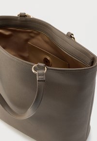 Δερμάτινη τσάντα ώμου σε γκρι χρώμα με υφή, με κλείσιμο με φερμουάρ, μεταλλικά στοιχεία σε χρυσό τόνο και εσωτερική τσέπη με κουμπί.