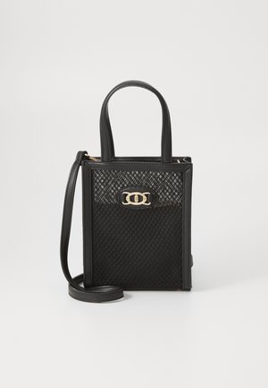 Sac noir avec un design en maille texturée et des accents en cuir lisse. Il présente un logo doré et des poignées supérieures doubles avec une bandoulière amovible.