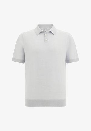 Svetlošedá polo košela s krátkym rukávom vyrobená z jemnej tkaniny, obsahuje golier, tri gombíky a rebrované manžety a lem.