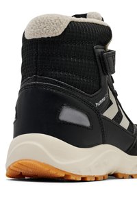 Czarne półwysokie sneakersy z kołnierzem z polaru, teksturowanym materiałem i białymi akcentami. Solidna gumowa podeszwa z pomarańczowym wzorem bieżnika.