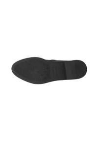 Sole nera di scarpa con superficie testurizzata che presenta un motivo a diamante. Materiale in gomma rigida, design piatto e forma minimalista. Nessun marchio visibile.