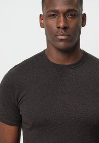 PROFUOMO THE LUXURY BASIC SHORT SLEEVE - T-shirt basic - brown