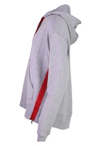 Sudadera con capucha de color gris claro con un zipper rojo vertical que va desde el bolsillo lateral hasta el dobladillo en el lado izquierdo.
