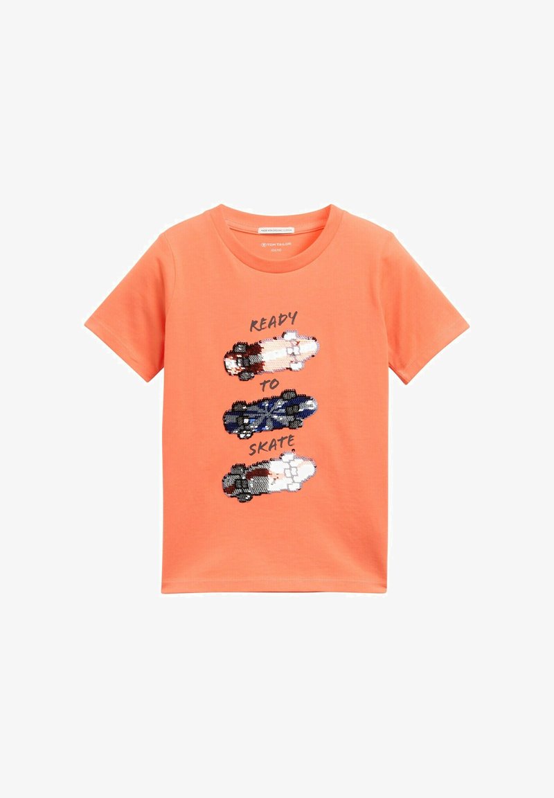 Oranžové bavlněné tričko s flitrovým potiskem tří skateboardů a textem "PŘIPRAVENÝ NA SKATE" v černé barvě, kulatý výstřih a krátké rukávy.