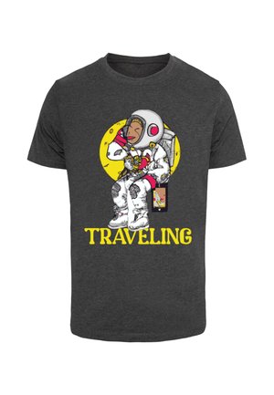 Dunkelgraues T-Shirt mit einem Astronauten-Design auf einem gelben Kreis-Hintergrund; der Text "REISEN" in fettem Gelb darunter, verspielte Designelemente.