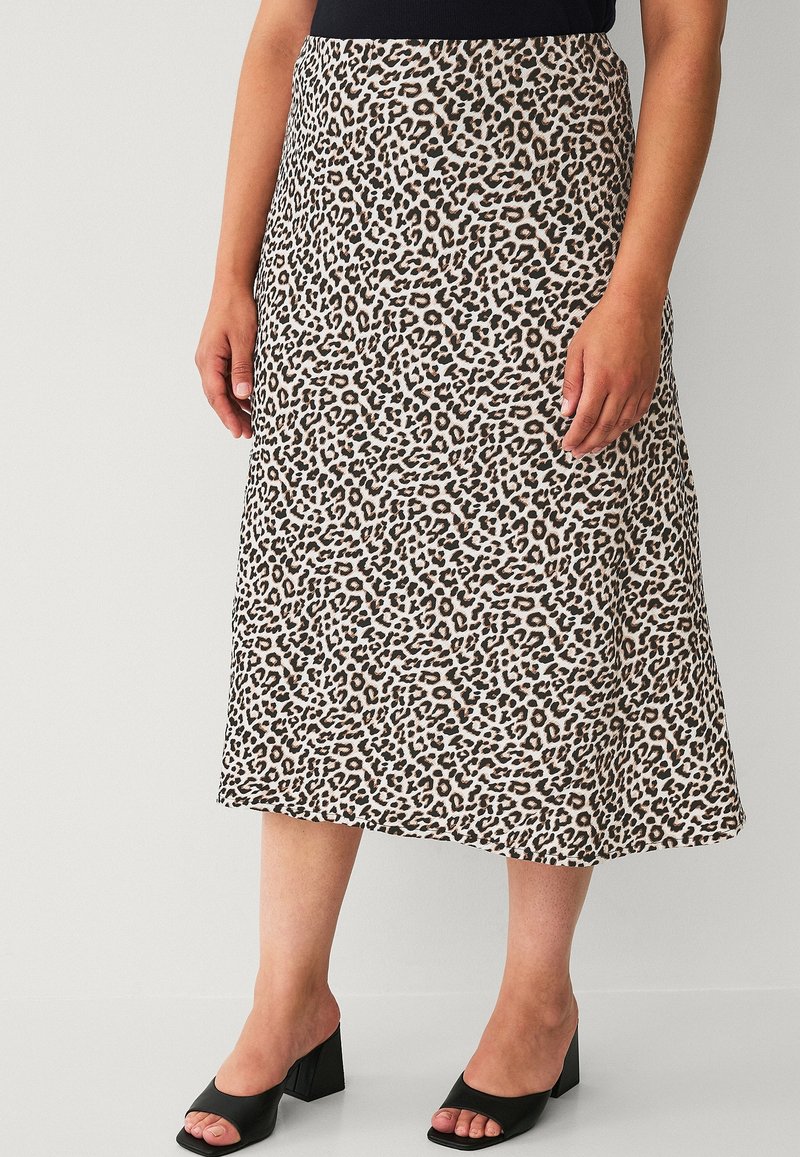 Leopard print midi-jurk gemaakt van lichtgewicht stof, met een gladde textuur en een uitlopende silhouette, gecombineerd met zwarte blokhakken.
