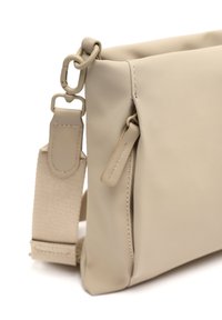 Borsa a spalla beige realizzata in materiale testurizzato con una forma rettangolare snella. Presenta una tasca con zip e una tracolla in tessuto regolabile.