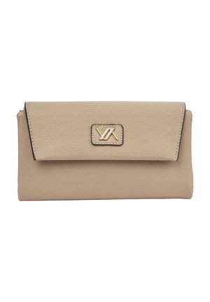 Portafoglio clutch in pelle beige con chiusura a patta e piccolo logo geometrico dorato sul centro davanti.