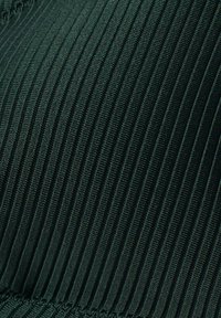 Tissu côtelé vert foncé avec des rayures verticales et une texture lisse. Les détails incluent des bords élastiqués pour un design ajusté.