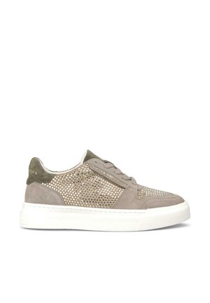 Sneaker in suede e mesh color taupe con dettagli metallici. Presentano una suola in gomma bianca e una linguetta/collare imbottiti per il comfort.