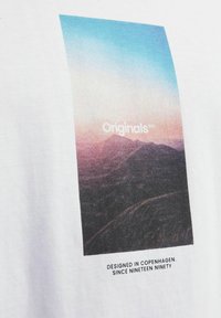 Jack & Jones JORVESTERBRO PICTURE CREW NECK - Nyomott mintás póló - bright white