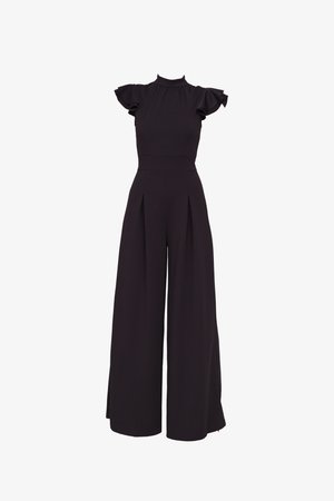 Combinaison noire en tissu doux avec un col montant, des épaules froncées, un pantalon à jambes larges et des plis à l'avant.