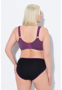 Paarse bh met kanten accenten en verstelbare banden, gecombineerd met zwarte high-waisted slipjes met een paarse rand langs de randen.