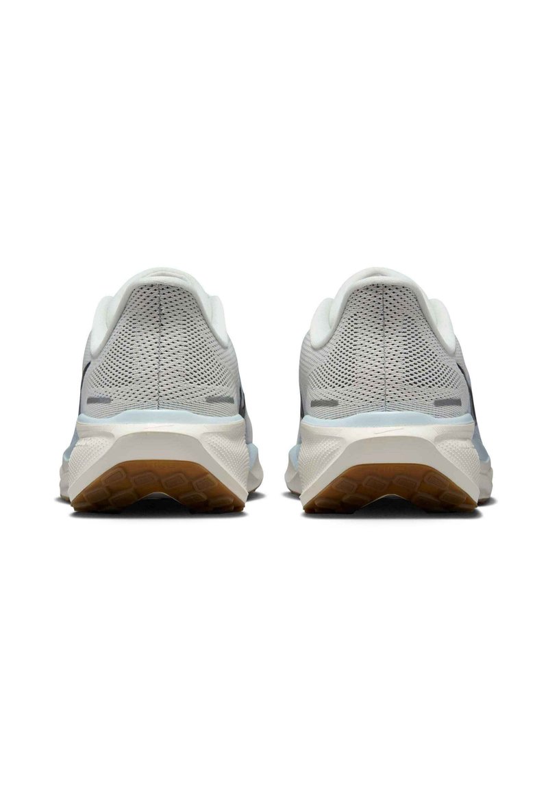 Vista posteriore di scarpe sportive leggere in mesh grigio con una soletta bianca testurizzata e suola in gomma, dotate di un morbido colletto per il tallone.