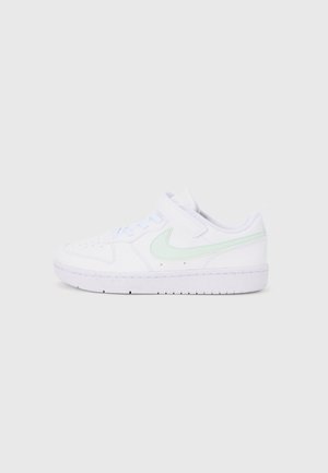Baskets blanches de sport avec un accent vert menthe, présentant une tige en cuir texturé, un bout rond, une semelle plate et une fermeture à bande Velcro.