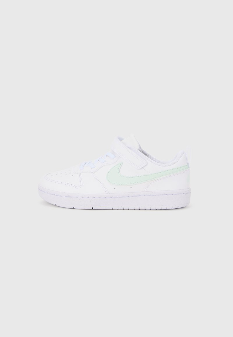 Baskets blanches de sport avec un accent vert menthe, présentant une tige en cuir texturé, un bout rond, une semelle plate et une fermeture à bande Velcro.