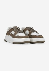 Sneakers marroni e bianchi con una suola bianca spessa, dettagli testurizzati marroni, punta rotonda e stringhe, caratterizzati da dettagli perforati sulla scatola delle dita.