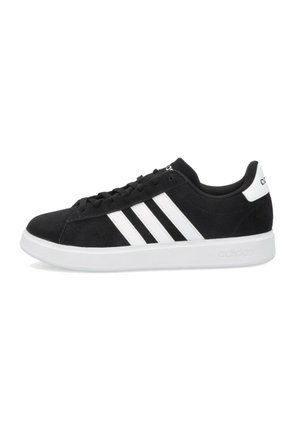 Zapatilla de ante negra con detalles en cuero blanco y tres franjas en el lado. Cuenta con una suela de goma blanca y un diseño de puntera redonda.