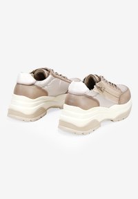 Sneaker spesse con una superficie liscia beige e metallica, caratterizzate da una suola a strati e dettagli testurizzati. Design con lacci e cerniera laterale.