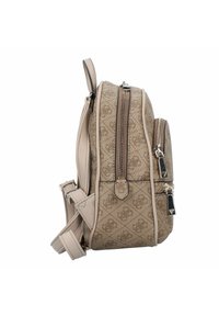 Zaino tan con doppie tasche con zip, dettagli in pelle liscia, motivo geometrico, tracolla regolabile e dettagli in metallo lucido.