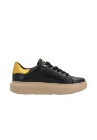 Baskets en cuir noir avec un accent doré au niveau du talon, design à lacets, col rembourré et semelle en caoutchouc beige.