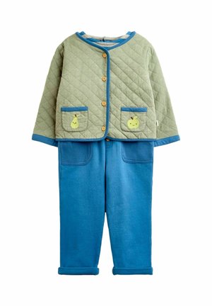 Ensemble pour tout-petit avec une veste matelassée vert clair ornée d'appliques de fruits et d'un liseré bleu, associée à un pantalon bleu uni avec poches avant.