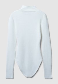 Weißer gerippter Langarm-Body mit Stehkragen und hoch geschnittenen Beinausschnitten, flach auf einem hellgrauen Hintergrund ausgelegt.