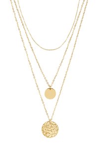 Collana a strati in tono oro che presenta due pendenti circolari: uno liscio e uno con una finitura testurizzata e martellata.
