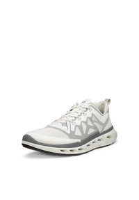 Bela in siva športna superga z zračnim zgornjim delom iz mrežastega materiala, geometričnimi vzorci na straneh, vezalkami in oblazinjeno podplatom z luknjami za prezračevanje.