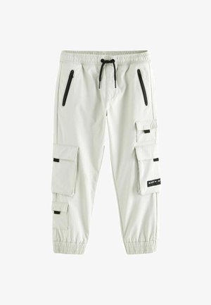 Svijetlosive cargo hlače s elastičnom gumom u struku, zatvaračima za džepove na bedrima i elastičnim manžetama. Sadrže crne akcentne detalje i oznaku.