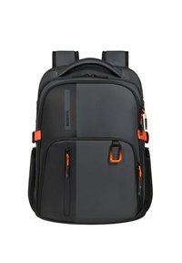 Zaino nero con finitura testurizzata, zip arancioni, due spallacci imbottiti, vari scomparti e una maniglia superiore per il trasporto.