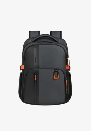 Zaino nero con finitura testurizzata, zip arancioni, due spallacci imbottiti, vari scomparti e una maniglia superiore per il trasporto.