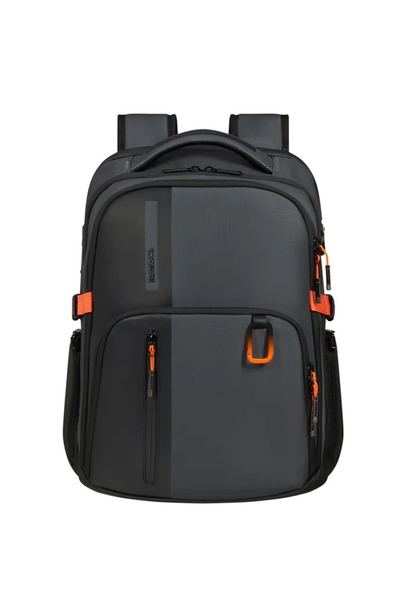 Zaino nero con finitura testurizzata, zip arancioni, due spallacci imbottiti, vari scomparti e una maniglia superiore per il trasporto.