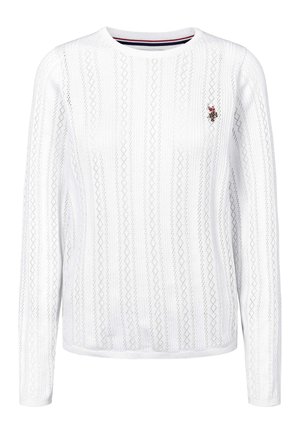 Biely pletený sveter s dlhými rukávmi s vertikálnymi diamantovými vzormi a malým vyšívaným logom na ľavej strane hrudníka.