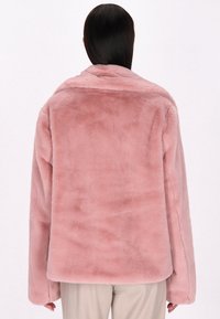 Rosa faux fur jakke med en blød tekstur, brede ærmer og en afslappet pasform, med et kravefri design og uden synlige lukninger.
