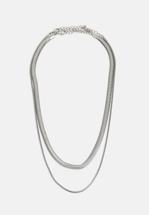 Srebrny naszyjnik wielowarstwowy złożony z dwóch gładkich, elastycznych łańcuszków o różnej grubości, z zapięciem na karabińczyk i regulowaną długością.