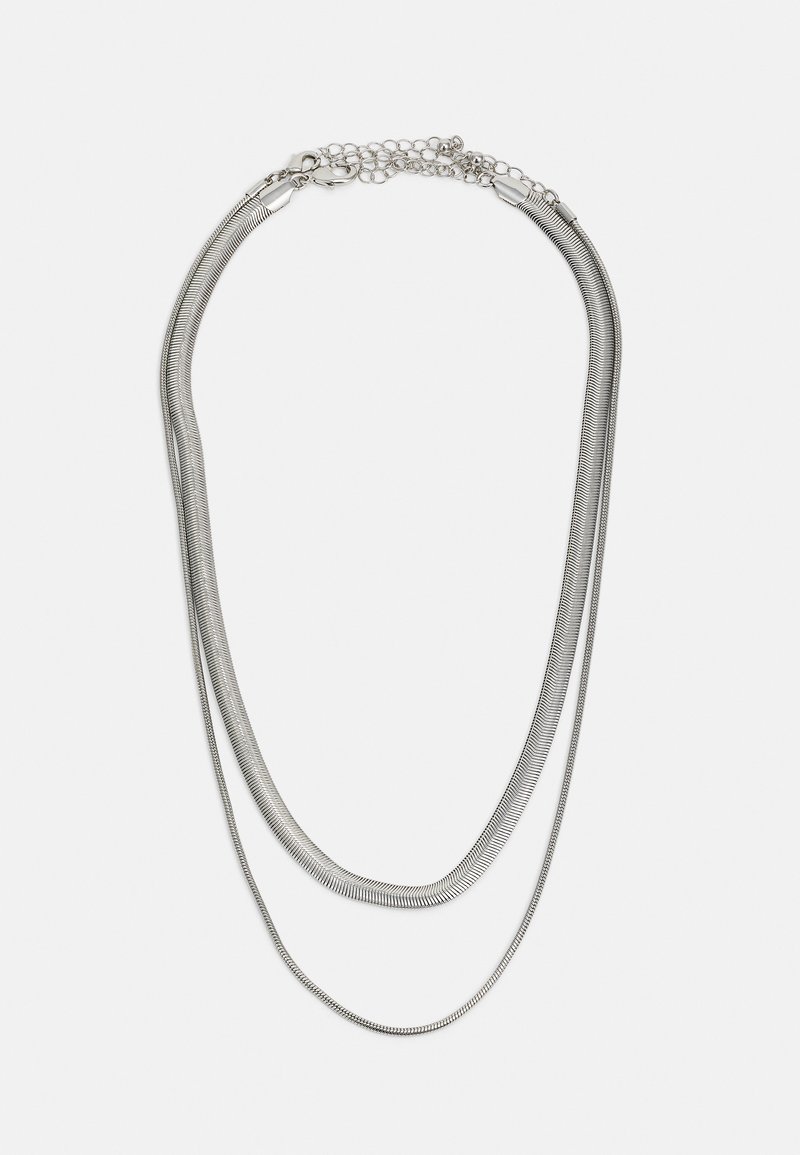 Collier multi-brins en argent comportant deux chaînes souples et flexibles de différentes épaisseurs, sécurisé par un fermoir à homard et de longueur ajustable.