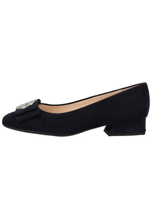 Marineblå ruskinds balletflade med rund tå, med en dekoreret sløjfe og en metallisk detalje samt en lav blokhæl for ekstra støtte.