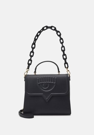 Zwarte leren handtas met geperst oogontwerp op de klep, korte bovenhandgreep en stevige zwarte schouderketting.