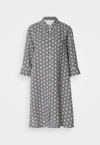 Abito camicia di colore blu navy, con un motivo floreale geometrico su uno sfondo chiaro. Maniche lunghe, lunghezza fino al ginocchio, con colletto e tasca frontale.