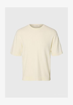 Pull crème à manches courtes en maille avec un motif côtelé vertical subtil et un col rond sur fond neutre.