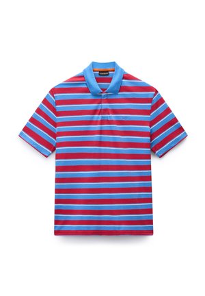 Kurzärmeliges Poloshirt mit horizontalen roten und hellblauen Streifen, blauem Kragen und kleinem, auf der Brust gesticktem Fähnchen.