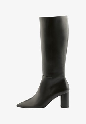 Schwarze lederne Stiefel bis zum Knie mit einer spitzen Zehe und einem zylindrischen Absatz. Glatte Textur mit minimalen Nähdetails.