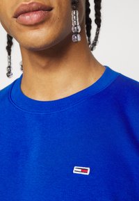 Tommy Jeans REGULAR C NECK - Camisola - blue